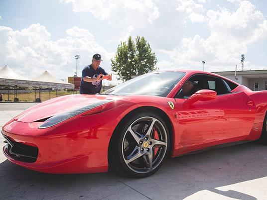 SMARTBOX - Ferrari F458 su pista: 6 giri sul Circuito di Castelletto e video a bordo - Cofanetto regalo - 6