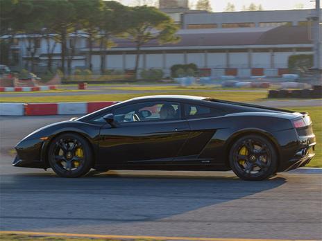 SMARTBOX - 1 giro su Ferrari 488 GTB o Lamborghini Huracán EVO su 1 circuito a scelta tra 5 - Cofanetto regalo - 4