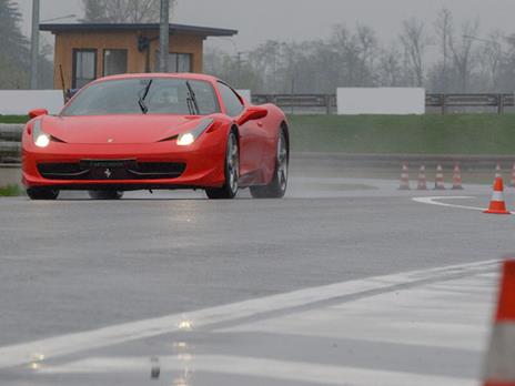 SMARTBOX - Adrenalina sul Circuito di Arese: 1 giro su Ferrari o Lamborghini con video ricordo incluso - Cofanetto regalo - 8