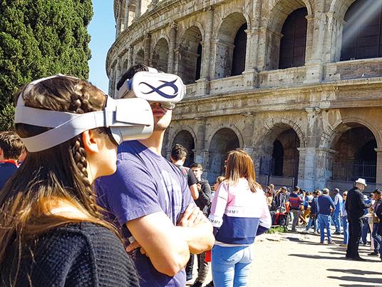 SMARTBOX - Vacanze romane: visita salta-fila al Colosseo con VR e 1 notte  in hotel per 2 - Cofanetto regalo - Smartbox - Idee regalo