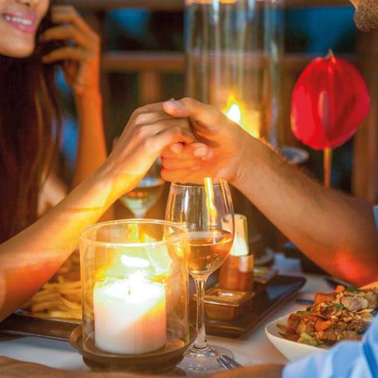 SMARTBOX - In viaggio con amore: romantici soggiorni con cena per 2 - Cofanetto  regalo - 320 momenti gourmet per 2 persone da vivere in Italia - Smartbox -  Idee regalo | IBS