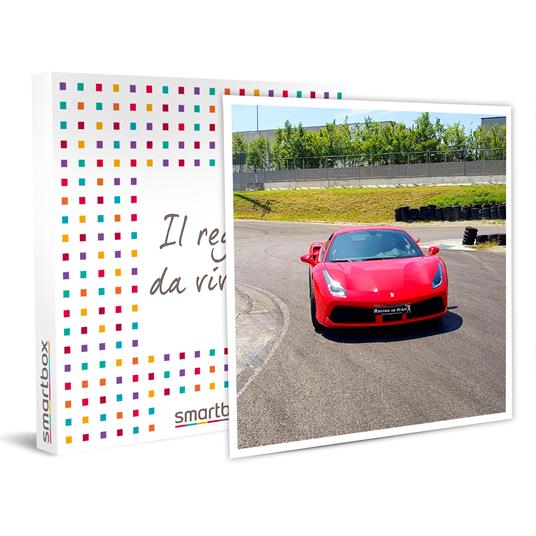 SMARTBOX - Giovani in pista: 1 giro da copilota in Ferrari 488 e video -  Cofanetto regalo - Smartbox - Idee regalo | IBS
