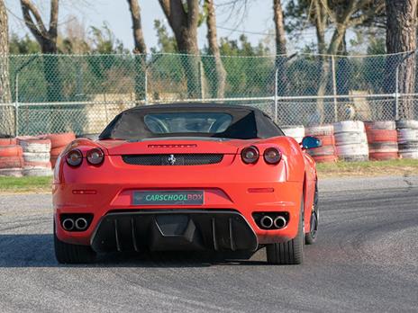 SMARTBOX - Adrenalina in pista: 2 giri al prezzo di 1 in Ferrari 430 Spider - Cofanetto regalo - 4