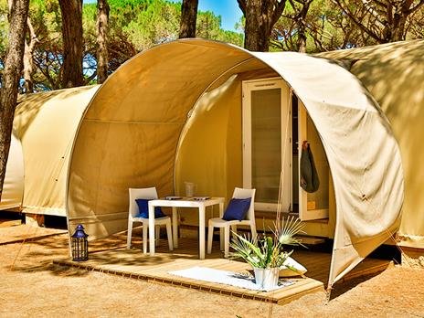 SMARTBOX - Fuga romantica sulla costa toscana: 1 notte in villaggio glamping con cena - Cofanetto regalo - 2