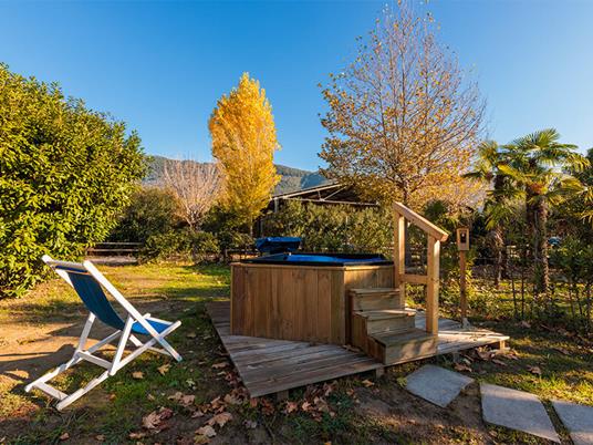 SMARTBOX - Relax e natura in Toscana: 1 notte Glamping in Luxury Tent vicino a Pisa con vasca idromassaggio - Cofanetto regalo - 2