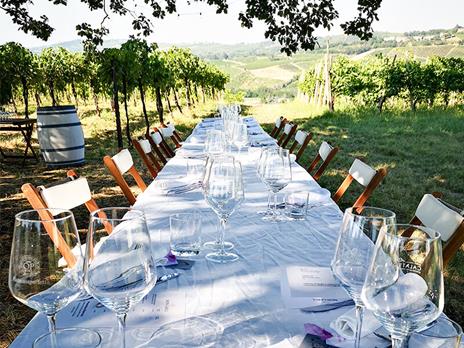 SMARTBOX - Cena romantica nel vigneto con tour guidato della cantina e delle vigne in Lombardia - Cofanetto regalo - 3