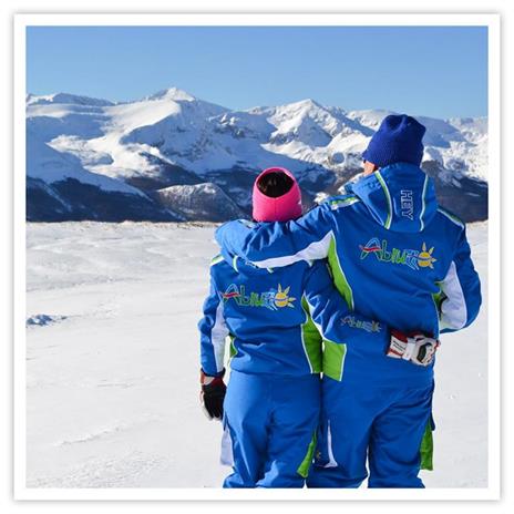 SMARTBOX - Imparate a sciare tra i fantastici paesaggi dell'Altopiano delle  Rocche - Cofanetto regalo - SBX - Idee regalo | IBS