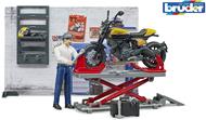 Officina motociclette con moto Ducati Scrambler Full Throttle