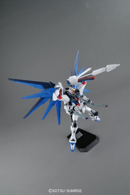 Model Kit Mg Gundam Freedom Ver 2. 0 1/100 - 12