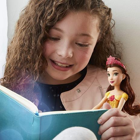 Hasbro Disney Princess Royal Shimmer - Bambola di Belle, fashion doll con gonna e accessori - 2