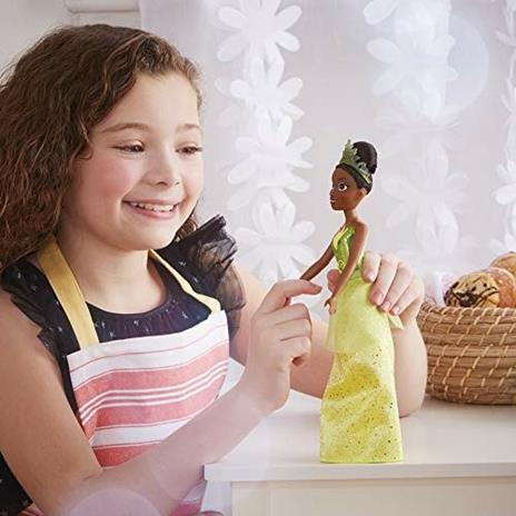 Hasbro Disney Princess Royal Shimmer- Bambola di Tiana, fashion doll con gonna e accessori - 4