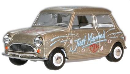 Oxford Diecast: P 1/43 Just Married Mini Car