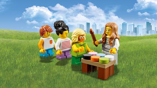 LEGO City Town (60234). People Pack - Luna Park - 6