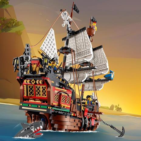 LEGO Creator 31109 Galeone dei Pirati, Set 3 in 1 con Nave Giocattolo, Locanda e Isola del Teschio, Minifigure e Squalo - 8