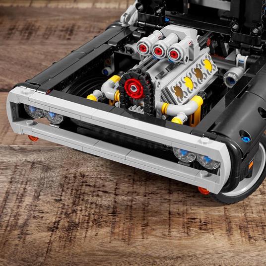 LEGO Technic Dom's Dodge Charger, Macchina Giocattolo dal Film Fast and  Furious, Set da Collezione dell