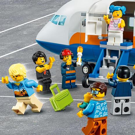 LEGO City 60262 Aereo Passeggeri, Set Terminal e Camion Giocattolo, per Bambini dai 6 Anni, Ricco di Dettagli e Accessori - 6