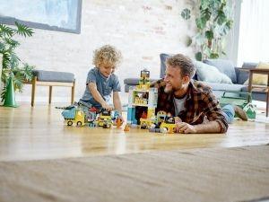 LEGO DUPLO Town 10933 Cantiere Edile con Gru a Torre, Set con Luci e Suoni, Motore Push & Go, Mattoncini Creativi - 10