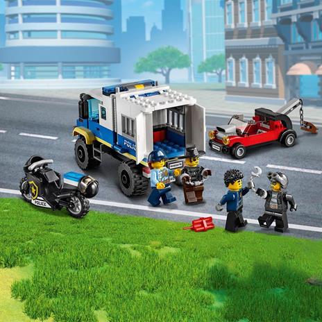 LEGO City 60276 Trasporto dei Prigionieri della Polizia, Camion Giocattolo con Moto, Auto, Snake Rattler e Clara La Criminale - 6