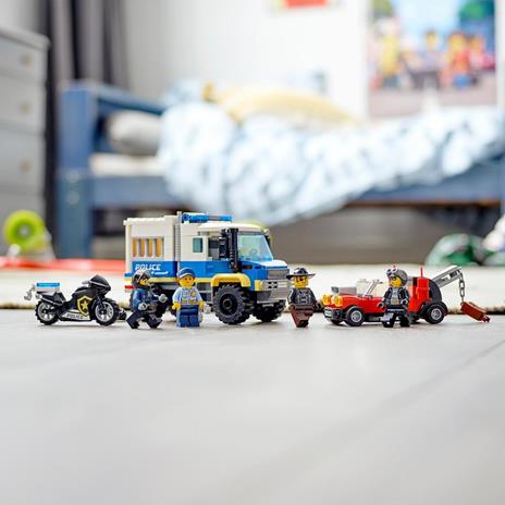 LEGO City 60276 Trasporto dei Prigionieri della Polizia, Camion Giocattolo con Moto, Auto, Snake Rattler e Clara La Criminale - 7