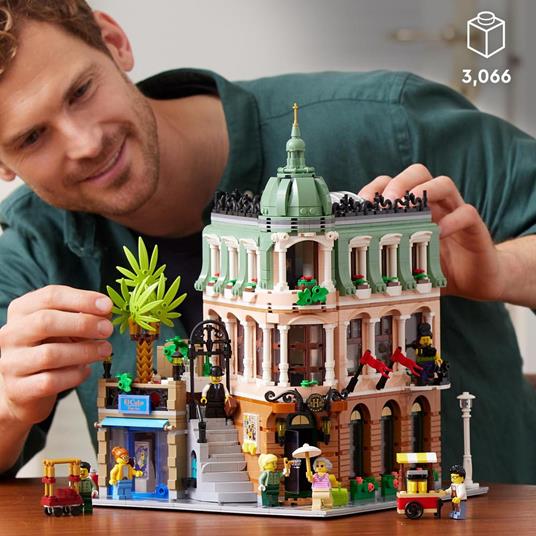 LEGO Icons 10297 Boutique Hotel, Set Modellini da Costruire per Adulti,  Edificio Modulare da Collezione con 7 Minifigure