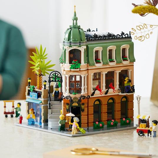 LEGO Icons 10297 Boutique Hotel, Set Modellini da Costruire per Adulti,  Edificio Modulare da Collezione con 7 Minifigure