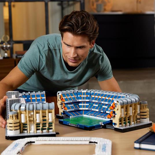 LEGO 10299 Stadio del Real Madrid – Santiago Bernabéu, Set da Collezione  per Adulti, Campo da Calcio, Decorazione per la Casa - LEGO - Icons - Set  mattoncini - Giocattoli