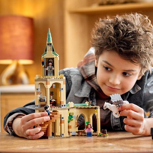 LEGO Harry Potter 76401 Cortile di Hogwarts: il Salvataggio di Sirius, Castello Giocattolo con Ippogrifo Fierobecco - 2