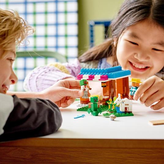 LEGO Minecraft 21184 La Panetteria, Villaggio di Neve, Casa Giocattolo con Creeper, Spada e Accessori, Giochi per Bambini - 2