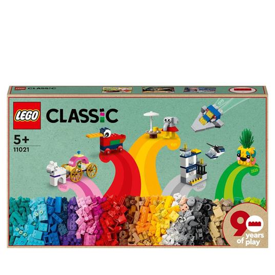 LEGO Classic 11021 90 Anni di Gioco, Scatola con Mattoncini Colorati per 15  Mini Costruzioni di Modelli Iconici - LEGO - LEGO Classic - Set mattoncini  - Giocattoli