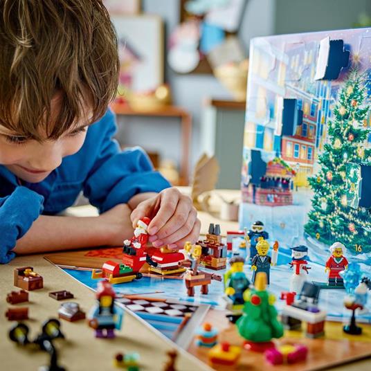 LEGO City 60381 Calendario dell'Avvento 2023 con 24 Regali, Babbo Natale e Tappeto da Gioco, Regalo Natalizio per Bambini - 2
