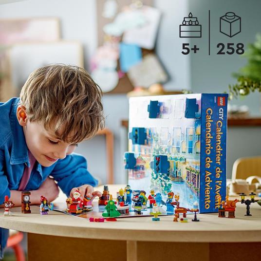 LEGO City 60381 Calendario dell'Avvento 2023 con 24 Regali, Babbo Natale e  Tappeto da Gioco, Regalo Natalizio per Bambini - LEGO - City - Set  mattoncini - Giocattoli