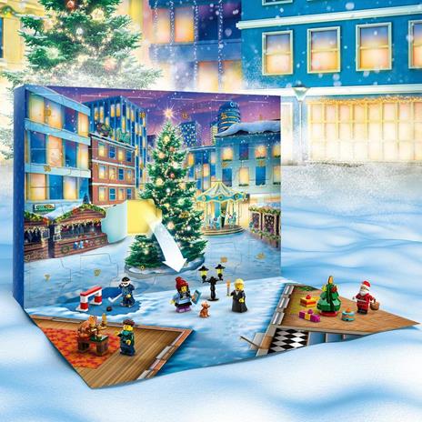 LEGO City 60381 Calendario dell'Avvento 2023 con 24 Regali, Babbo Natale e Tappeto da Gioco, Regalo Natalizio per Bambini - 4