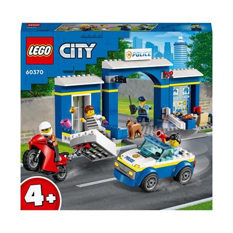 LEGO City 60370 Inseguimento alla Stazione di Polizia, Macchina e Moto giocattolo, Minifigure e Cane, Giochi per Bambini 4+
