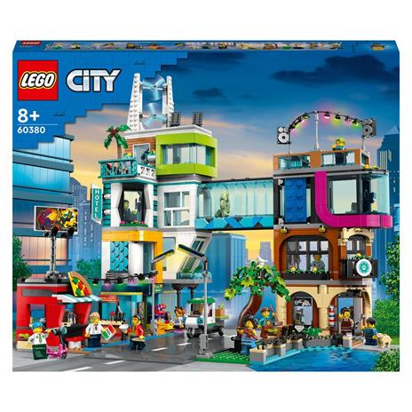 LEGO City 60380 Downtown, Modular Building Set con Negozio, Barbiere, Studio Blogging, Hotel, Discoteca e 14 Minifigure