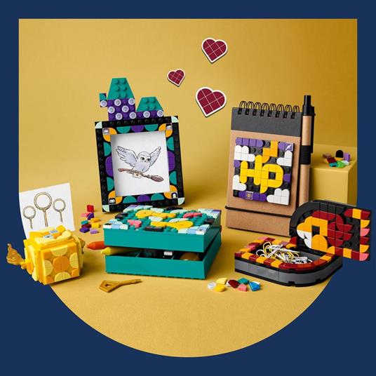 LEGO DOTS 41811 Kit da Scrivania di Hogwarts, Accessori Scrivania di Harry  Potter con 2 Portagioie, Portafoto e Toppa Adesiva