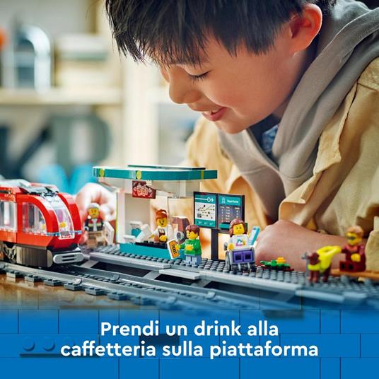 LEGO City 60423 Tram e Fermata del Tram, Treno Giocattolo da Costruire con Stazione e Vagoni Ferroviari, Giochi per Bambini 7+ - 4