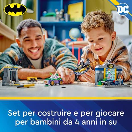 LEGO DC 76272 Batcaverna con Batman, Batgirl e The Joker, Giocattolo con Action Figure dei Supereroi, Giochi per Bambini 4+ - 2