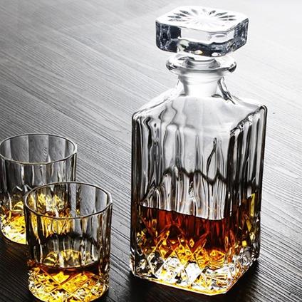 Bottiglia Vintage Per Liquore Wiskey Cognac Scotch In Vetro Con Tappo  9x23cm - Trade Shop TRAESIO - Casa e Cucina | IBS