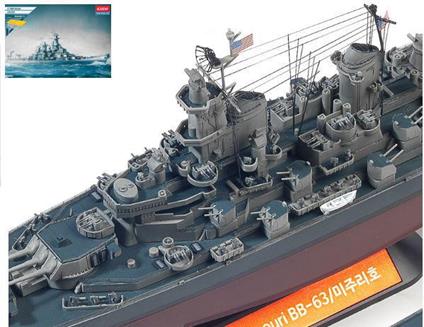 USS Missouri BB-63 Aircraft Carrier Plastic Kit 1:700 Model ACD14223