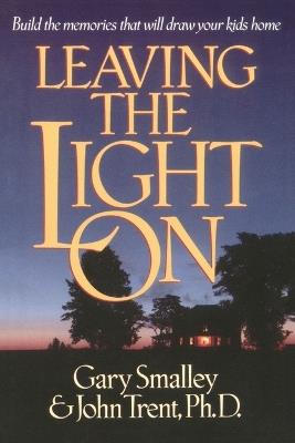 Leaving the Light On: Building Memories that Will Draw your Children Home - Gary Smalley,John Trent - cover