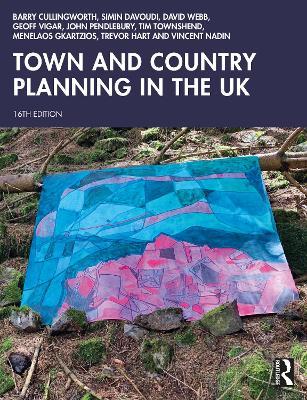 Town and Country Planning in the UK - Barry Cullingworth,Simin Davoudi,David Webb - cover