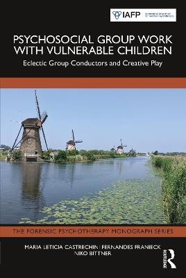 Psychosocial Group Work with Vulnerable Children: Eclectic Group Conductors and Creative Play - Maria Leticia Castrechini Fernandes Franieck,Niko Bittner - cover