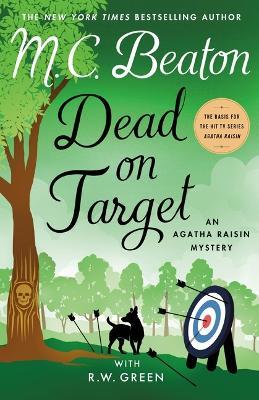 Dead on Target: An Agatha Raisin Mystery - M C Beaton,R W Green - cover