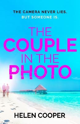 The Couple in the Photo: The gripping summer thriller about secrets, murder and friends you can't trust - Helen Cooper - cover