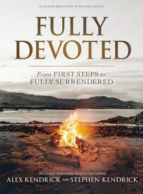 Fully Devoted - Bible Study Book with Video Access: From First Steps to Fully Surrendered - Alex Kendrick,Stephen Kendrick - cover