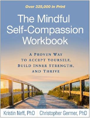 The Mindful Self-Compassion Workbook: A Proven Way to Accept Yourself, Build Inner Strength, and Thrive - Kristin Neff,Christopher Germer - cover