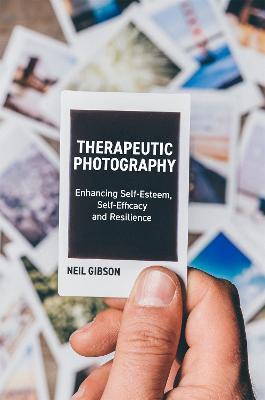 Therapeutic Photography: Enhancing Self-Esteem, Self-Efficacy and Resilience - Neil Gibson - cover