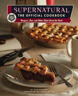 Supernatural: The Official Cookbook - Julia Tremaine,Jessica Torres - cover