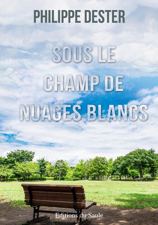 Sous le champ de nuages blancs