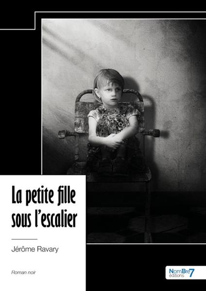 La petite fille sous l'escalier